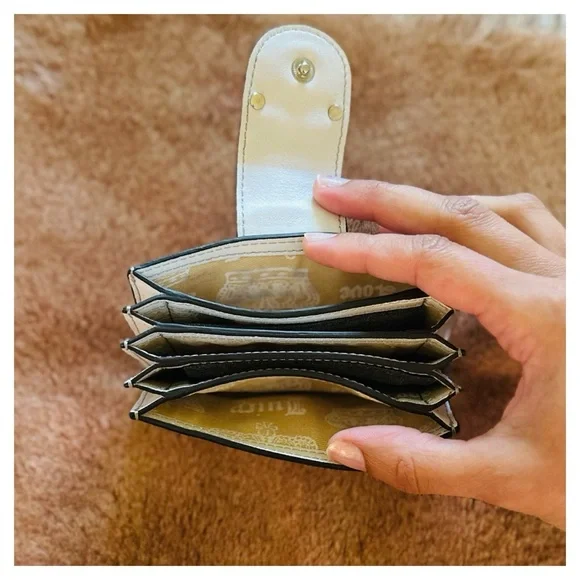 Vintage Juicy Couture White Leather Accordion Wallet with Heart and Crown Charms - Picture 6 of 8